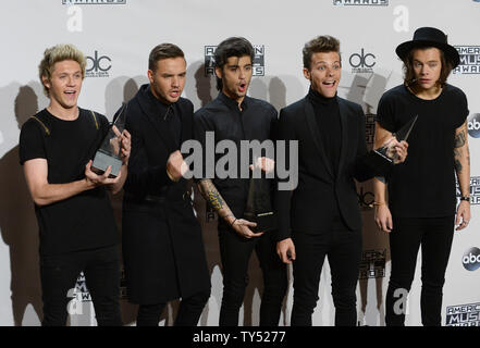 (L-R) cantanti Niall Horan, Liam Payne, Zayn Malik, Louis Tomlinson, e Harry stili, di una direzione, vincitori di artista dell'anno, preferito Pop/Rock/Duo/Gruppo preferito e Pop/Rock Album, pongono dietro le quinte annuale quarantaduesima American Music Awards che si è tenuto presso il Nokia Theatre di Los Angeles Vive a Los Angeles il 23 novembre 2014. UPI/Jim Ruymen Foto Stock