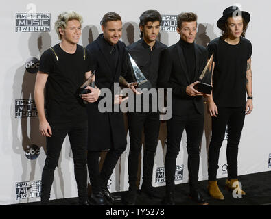 (L-R) cantanti Niall Horan, Liam Payne, Zayn Malik, Louis Tomlinson, e Harry stili, di una direzione, vincitori di artista dell'anno, preferito Pop/Rock/Duo/Gruppo preferito e Pop/Rock Album, pongono dietro le quinte annuale quarantaduesima American Music Awards che si è tenuto presso il Nokia Theatre di Los Angeles Vive a Los Angeles il 23 novembre 2014. UPI/Jim Ruymen Foto Stock