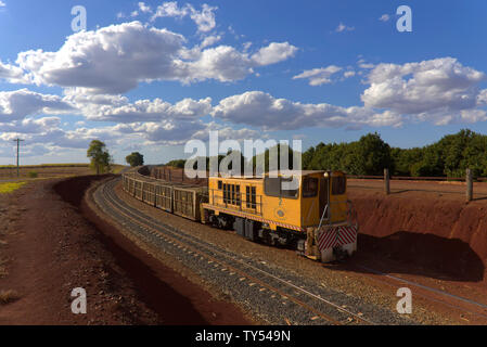 Caricate completamente la canna da zucchero treno arrivando alla Isis mulino centrale Childers Queensland Australia Foto Stock