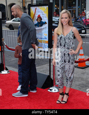 Modello e realtà televisione star Kendra Wilkinson e suo marito Hank Baskett e il loro figlio Hank Baskett IV partecipare alla premiere di Motion Picture commedia "Paddington'' a TCL teatro cinese nella sezione di Hollywood di Los Angeles il 10 gennaio 2015. Trama: un giovane peruviano orso con una passione per tutte le cose British viaggi a Londra in cerca di una casa. Vedendosi perduto e da solo alla stazione di Paddington, comincia a rendersi conto che la vita in città non è tutto quello che aveva immaginato - fino a quando non incontra il gentilmente Brown, famiglia che leggere l'etichetta intorno al suo collo ("si prega di guardare dopo questo orso. Grazie a y Foto Stock