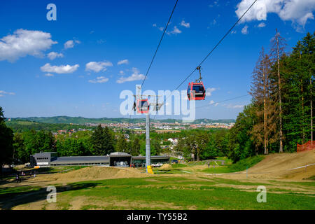 Maribor, Slovenia - 2 Maggio 2019: Pohorska cavo vzpenjaca auto presso la stazione inferiore a Maribor, Slovenia, una destinazione popolare per le escursioni a piedi e in discesa Foto Stock