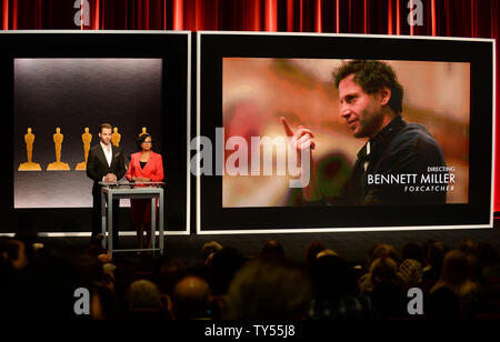 Attore Chris Pine (L) e l'Accademia delle Arti e delle scienze cinematografiche Presidente Cheryl Boone Isaacs annunciare Bennett Miller come un miglior risultato nel dirigere il candidato per il film "Foxcatcher' durante la 87th Academy Awards le candidature degli annunci al Samuel Goldwyn Theater di Beverly Hills, la California il 15 gennaio 2015. La 87th annuale di Academy Awards sarà teletrasmesso in diretta su ABC da Los Angeles february 22nd. Foto di Jim Ruymen/UPI Foto Stock