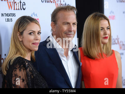 Membro del cast Kevin Costner (C) e sua moglie Christine Baumgartner (L) e la figlia Lily Costner frequentare la premiere del motion picture drama " bianco o nero" al Regal Theatre di Los Angeles il 20 gennaio 2015. Trama: un lutto vedovo è aspirato in una custodia battaglia sul suo nipote, che egli ha contribuito a elevare la sua intera vita. Foto di Jim Ruymen/UPI Foto Stock