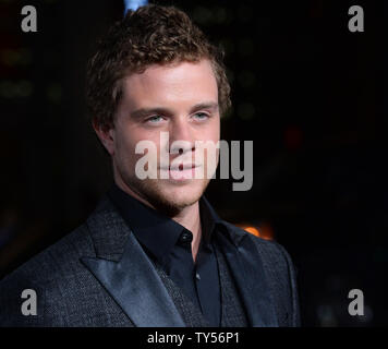 Membro del cast Jonny Weston assiste la premiere del motion picture sci-fi thriller " Progetto Almanacco' a TCL teatro cinese nella sezione di Hollywood di Los Angeles il 27 gennaio 2015. Trama: come un gruppo di amici a scoprire i piani per una macchina del tempo, essi costruiscono e utilizzarlo per risolvere i loro problemi e un guadagno personale. Ma come il futuro cade con le catastrofi e ciascuno di essi scompare a poco a poco, essi devono viaggiare indietro nel passato per assicurarsi che non hanno mai inventato la macchina o di affrontare la distruzione dell'umanità. Foto di Jim Ruymen/UPI Foto Stock