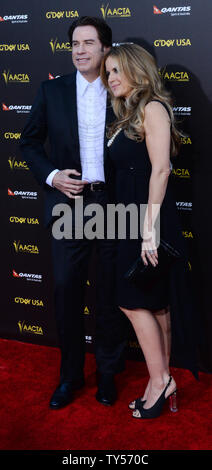 Attore John Travolta e sua moglie, attrice Kelly Preston frequentare il G'Day USA dotate di gala il AACTA premi internazionali a Hollywood Palladium di Los Angeles il 31 gennaio 2015. Foto di Jim Ruymen/UPI Foto Stock