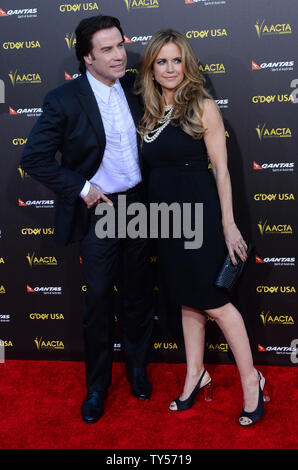 Attore John Travolta e sua moglie, attrice Kelly Preston frequentare il G'Day USA dotate di gala il AACTA premi internazionali a Hollywood Palladium di Los Angeles il 31 gennaio 2015. Foto di Jim Ruymen/UPI Foto Stock