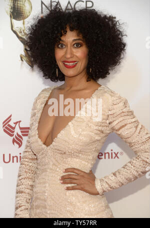 L'attrice Tracee Ellis Ross arriva per la quarantaseiesima NAACP Image Awards a Pasadena Civic Auditorium di Pasadena, in California il 6 febbraio 2015. Il NAACP Image Awards celebra i successi delle persone di colore e nei settori della televisione, musica, letteratura e film e successi anche i singoli o i gruppi che promuovono la giustizia sociale attraverso sforzi creativi. Foto di Phil McCarten/UPI Foto Stock