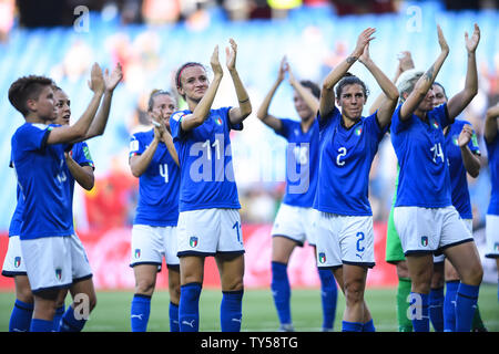 Montpellier, Francia. Il 25 giugno, 2019. I giocatori di celebrare in Italia dopo il turno del 16 match tra Cina e Italia a 2019 FIFA Coppa del Mondo Femminile a Montpellier, Francia, giugno 25, 2019. La Cina ha perso 0-2. Credito: Mao Siqian/Xinhua/Alamy Live News Foto Stock