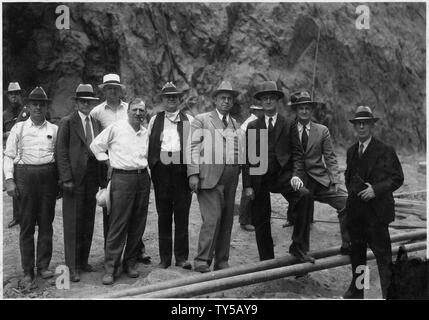 Gruppo di visitatori la visualizzazione di Diga di Boulder operazioni di costruzione dal punto di vedetta su Nevada rim del Black Canyon.; Portata e contenuto: fotografia dal volume due di una serie di album di foto per documentare la costruzione della Diga di Hoover, Boulder City, Nevada. Note generali: Questa fotografia reca una piccola macchia di inchiostro nell'angolo in basso a destra. Foto Stock