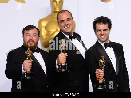 Craig Mann, Ben Wilkins, e Thomas Curley, vincitori di suono miscelazione per colpo di frusta, pone backstage con loro Oscar durante la 87th Academy Awards a Hollywood & Highland Center di Los Angeles il 22 febbraio 2015. Foto di Jim Ruymen/UPI Foto Stock