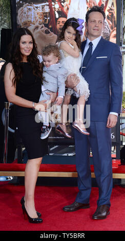 Attore Vince Vaughn partecipa in una mano e cerimonia di ingombro con la moglie Kyla Weber e il loro figlio Vernon Lindsay Vaughn e figlia Lochlyn Vaughn, immortalando lui nel piazzale di TCL Chinese Theatre IMAX nella sezione di Hollywood di Los Angeles il 4 marzo 2015. Foto di /Jim Ruymen/UPI Foto Stock