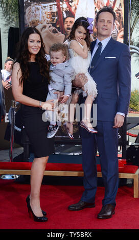 Attore Vince Vaughn partecipa in una mano e cerimonia di ingombro con la moglie Kyla Weber e il loro figlio Vernon Lindsay Vaughn e figlia Lochlyn Vaughn, immortalando lui nel piazzale di TCL Chinese Theatre IMAX nella sezione di Hollywood di Los Angeles il 4 marzo 2015. Foto di /Jim Ruymen/UPI Foto Stock