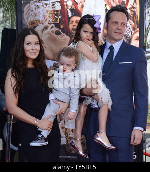 Attore Vince Vaughn partecipa in una mano e cerimonia di ingombro con la moglie Kyla Weber e il loro figlio Vernon Lindsay Vaughn e figlia Lochlyn Vaughn, immortalando lui nel piazzale di TCL Chinese Theatre IMAX nella sezione di Hollywood di Los Angeles il 4 marzo 2015. Foto di /Jim Ruymen/UPI Foto Stock