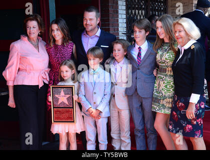 Attore Chris O'Donnell raccoglie con la moglie Caroline Fentress (2nd-L) e i loro figli Maeve Francesca, Finley, Charles McHugh, Christopher Eugene e Lily Anne (L-R, primo piano) e Chris' madre Julie Ann Rohs von Brecht (R) e sua madre (L) durante una cerimonia di inaugurazione in onore di lui con la 2,544th della stella sulla Hollywood Walk of Fame a Los Angeles il 5 marzo 2015. Foto di Jim Ruymen/UPI Foto Stock