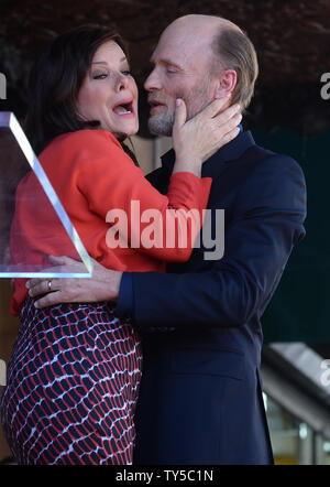 Attore Ed Harris (R) è congratulato da attrice Marcia Gay Harden durante una cerimonia di inaugurazione in onore di lui con la 2,546th della stella sulla Hollywood Walk of Fame a Los Angeles il 13 marzo 2015. Foto di Jim Ruymen/UPI Foto Stock