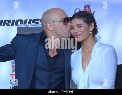 Attore Vin Diesel baci di sua moglie, modello messicana Paloma Jimenez durante una mano & cerimonia footprint immortalando Diesel nel piazzale di TCL teatro cinese (in precedenza Grauman's) nella sezione di Hollywood di Los Angeles il 1 aprile 2015. Foto di /Jim Ruymen/UPI Foto Stock