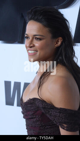 Cast membre Michelle Rodriguez assiste la premiere del motion picture giallo-thriller " Furious 7' a TCL teatro cinese nella sezione di Hollywood di Los Angeles il 1 aprile 2015. Storyline Deckard Shaw (Jason Statham) cerca la vendetta contro Dominic Toretto (Vin Diesel) e la sua famiglia per la morte di suo fratello. Peggio di un terrorista somala chiamato Jakarde e un ombroso funzionario di governo chiamato 'Mr. Nessuno' sono entrambi in competizione per rubare un computer al terrorismo programma chiamato l'occhio di Dio che può trasformare qualsiasi dispositivo tecnologico in un'arma. Foto di Jim Ruymen/UPI Foto Stock