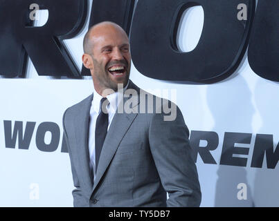 Membro del cast Jason Statham assiste la premiere del motion picture giallo-thriller " Furious 7' a TCL teatro cinese nella sezione di Hollywood di Los Angeles il 1 aprile 2015. Storyline Deckard Shaw (Jason Statham) cerca la vendetta contro Dominic Toretto (Vin Diesel) e la sua famiglia per la morte di suo fratello. Peggio di un terrorista somala chiamato Jakarde e un ombroso funzionario di governo chiamato 'Mr. Nessuno' sono entrambi in competizione per rubare un computer al terrorismo programma chiamato l'occhio di Dio che può trasformare qualsiasi dispositivo tecnologico in un'arma. Foto di Jim Ruymen/UPI Foto Stock