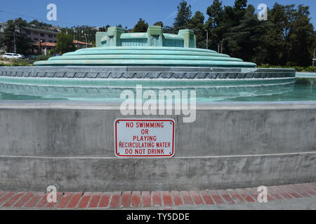 Il William Mulholland fontana commemorativa è assopito in Los Angeles il 2 aprile 2015. Gov. Jerry Brown ordinato obbligatorio utilizzare acqua riduzioni per la prima volta in California la storia, dicendo che lo stato si quattro anni di siccità aveva raggiunto nei pressi di proporzioni di crisi dopo un inverno di record di bassi nevicate. Mulholland era chiamato il padre di Los Angeles il sistema dell'acqua. Foto di Jim Ruymen/UPI Foto Stock