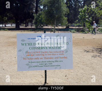 Un segno inviato da il LADWP al William Mulholland fontana commemorativa in Los Angeles sollecita riduzione di acqua il 2 aprile 2015. Gov. Jerry Brown ordinato obbligatorio utilizzare acqua riduzioni per la prima volta in California la storia, dicendo che lo stato si quattro anni di siccità aveva raggiunto nei pressi di proporzioni di crisi dopo un inverno di record di bassi nevicate. Mulholland era chiamato il padre di Los Angeles il sistema dell'acqua. Foto di Jim Ruymen/UPI Foto Stock