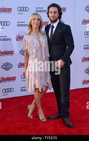 Direttore Sam Taylor-Johnson, sinistra, e l'attore Aaron Taylor-Johnson arrivare per la premiere del motion picture sci-fi thriller 'vendicatori: Età di Ultron" presso il Teatro Dolby nella sezione di Hollywood di Los Angeles il 13 aprile 2015. Storyline quando Tony Stark cerca di jumpstart dormienti di un programma di mantenimento della pace, le cose vanno storte e spetta ai vendicatori per fermare lo scellerato Ultron di emanare la sua terribile piani. Foto di Jim Ruymen/UPI Foto Stock