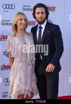 Direttore Sam Taylor-Johnson, sinistra, e l'attore Aaron Taylor-Johnson arrivare per la premiere del motion picture sci-fi thriller 'vendicatori: Età di Ultron" presso il Teatro Dolby nella sezione di Hollywood di Los Angeles il 13 aprile 2015. Storyline quando Tony Stark cerca di jumpstart dormienti di un programma di mantenimento della pace, le cose vanno storte e spetta ai vendicatori per fermare lo scellerato Ultron di emanare la sua terribile piani. Foto di Jim Ruymen/UPI Foto Stock