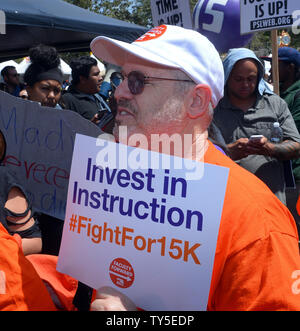 Centinaia di Southland fast-food lavoratori, lungo con home-care, bambino-care USC facoltà e i lavoratori industriali, hanno preso parte nelle Marche e raduni nel sud di Los Angeles e il centro cittadino di oggi come parte di una campagna nazionale per chiedere di $15-un-ora i salari. Simile marche e raduni sono detenuti in tutto il paese come parte di una Giornata nazionale di azione nella lotta per $15.'' hanno detto gli organizzatori rally erano anche essendo mantenuto in 30 paesi. Foto di Jim Ruymen/UPI Foto Stock