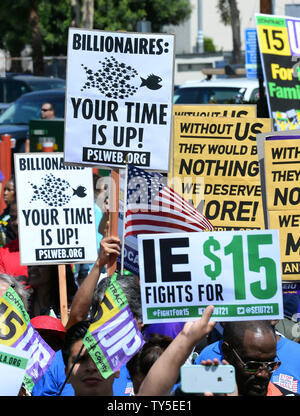 Centinaia di Southland fast-food lavoratori, lungo con home-care, bambino-care USC facoltà e i lavoratori industriali, hanno preso parte nelle Marche e raduni nel sud di Los Angeles e il centro cittadino di oggi come parte di una campagna nazionale per chiedere di $15-un-ora i salari. Simile marche e raduni sono detenuti in tutto il paese come parte di una Giornata nazionale di azione nella lotta per $15.'' hanno detto gli organizzatori rally erano anche essendo mantenuto in 30 paesi. Foto di Jim Ruymen/UPI Foto Stock