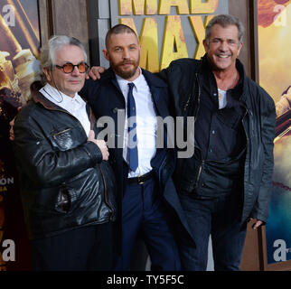 Direttore George Miller (L) si mescola con gli attori Tom Hardy (C) e il film di Mel Gibson durante la premiere del film thriller " Annuncio max: Fury" la strada a TCL teatro cinese nella sezione di Hollywood di Los Angeles il 7 maggio 2015. Trama: In una stridente il paesaggio del deserto dove l umanità è rotto, due ribelli potrebbe proprio essere in grado di ripristinare l'ordine: Max (Tom Hardy), un uomo di azione e di poche parole e Furiosa (Charlize Theron), una donna di azione che sta cercando di renderla torna alla sua infanzia patria. Foto di Jim Ruymen/UPI Foto Stock