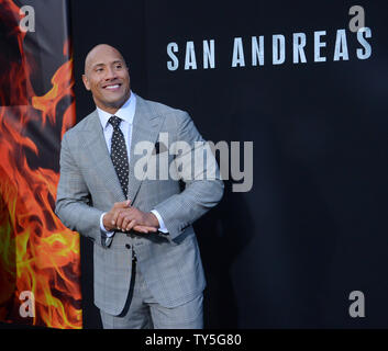 Membro del cast Dwayne Johnson assiste la premiere del film thriller di 'San Andreas' a TCL teatro cinese nella sezione di Hollywood di Los Angeles il 26 maggio 2015. Trama: a seguito di un forte terremoto in California, un rescue-pilota del trinciatore fa un viaggio pericoloso attraverso il membro al fine di salvare la sua estraniati figlia. Foto di Jim Ruymen/UPI Foto Stock