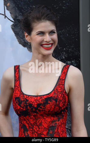 Membro del cast Alexandra Daddario assiste la premiere del film thriller di 'San Andreas' a TCL teatro cinese nella sezione di Hollywood di Los Angeles il 26 maggio 2015. Trama: a seguito di un forte terremoto in California, un rescue-pilota del trinciatore fa un viaggio pericoloso attraverso il membro al fine di salvare la sua estraniati figlia. Foto di Jim Ruymen/UPI Foto Stock