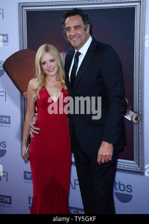 Attore comico/Brad Garrett e IsaBeall quella assiste American Film Institute's xliii Life Achievement Award Omaggio a Steve Martin presso il Teatro Dolby nella sezione di Hollywood di Los Angeles il 4 giugno 2015. Il tributo ha celebrato il Martin's diverse carriera di oltre quarant anni nel film, TV, teatro, libri e musica. Foto di Jim Ruymen/UPI Foto Stock