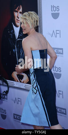 L'attrice Jenna Elfman assiste American Film Institute's xliii Life Achievement Award Omaggio a Steve Martin presso il Teatro Dolby nella sezione di Hollywood di Los Angeles il 4 giugno 2015. Il tributo ha celebrato il Martin's diverse carriera di oltre quarant anni nel film, TV, teatro, libri e musica. Foto di Jim Ruymen/UPI Foto Stock