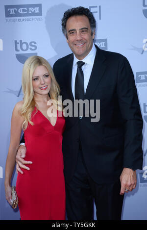 Attore comico/Brad Garrett e IsaBeall quella assiste American Film Institute's xliii Life Achievement Award Omaggio a Steve Martin presso il Teatro Dolby nella sezione di Hollywood di Los Angeles il 4 giugno 2015. Il tributo ha celebrato il Martin's diverse carriera di oltre quarant anni nel film, TV, teatro, libri e musica. Foto di Jim Ruymen/UPI Foto Stock