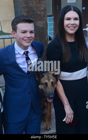 Membri del cast Josh Wiggins (L) e Lauren Graham frequentare la premiere della famiglia avventura motion picture 'MAX' presso il teatro egiziano nella sezione di Hollywood di Los Angeles il 23 giugno 2015. Trama: un cane che ci ha aiutato a Marines in Afghanistan torna negli Stati Uniti ed è adottato dal suo gestore di famiglia della sofferenza dopo una traumatica esperienza. Foto di Jim Ruymen/UPI Foto Stock