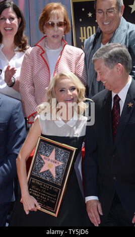 L'attrice Kristin Chenoweth detiene una placca di replica durante una cerimonia di inaugurazione venerandola con il 2,555th della stella sulla Hollywood Walk of Fame a Los Angeles il 24 luglio 2015. Guardando sul lato posteriore è l'attrice Carol Burnett (C) e TV produttore e regista Kenny Ortega. Foto di Jim Ruymen/UPI Foto Stock