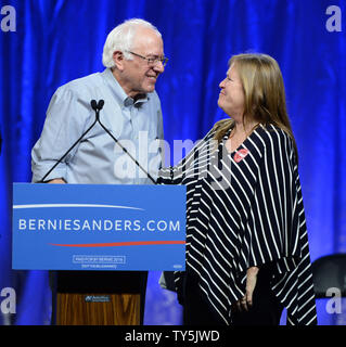 Stati Uniti Il senatore (I-VT) e candidato presidenziale Bernie Sanders e sua moglie Jane OÕMeara Sanders guardare a ogni altro a seguito di una campagna al rally Los Angeles Memorial Sports Arena Il 10 agosto 2015. Sanders, ha parlato di una stima di 27.000 persone raccolte in e intorno al luogo denunciato big money politica e si sono impegnati a combattere il razzismo istituzionale. Non possiamo prendere soldi da miliardari,'' Sanders detto, noi non prendere soldi dalle multinazionali. E tuttavia abbiamo ricevuto più contributi individuali rispetto a qualsiasi altra campagna." Foto di Jim Ruymen/UPI Foto Stock