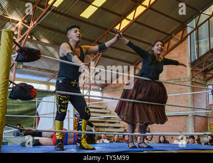 Cholita wrestling (Lucha Libre) a La Paz, in Bolivia Foto Stock