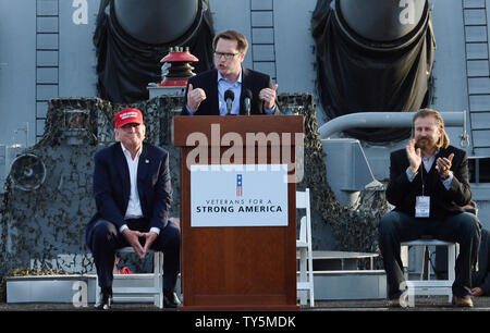 Joel Arends, veterani per un forte America fondatore rende i commenti prima di introdurre presidenziale repubblicano speranzoso Trump a bordo della USS Iowa in San Pedro il 12 settembre 2015. MSNBC host Rachel Maddow esposto il Òveterans groupÓ usando un aspetto da Donald Trump come una raccolta di fondi come un apparente one-man organizzazione. Oltre ad avere solo 30 dollari in contanti e $ 318 di debiti, il organizationÕs solo è membro fondatore Joel Arends. ÒDonald Trump non era in campo militare, ma ha fatto uso di un grazioso scenario militare stasera per raccogliere denaro per un inesistente gruppo veteransÕ, che ha avallato hi Foto Stock