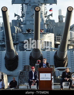 Joel Arends, veterani per un forte America fondatore rende i commenti prima di introdurre presidenziale repubblicano speranzoso Trump a bordo della USS Iowa in San Pedro il 12 settembre 2015. MSNBC host Rachel Maddow esposto il Òveterans groupÓ usando un aspetto da Donald Trump come una raccolta di fondi come un apparente one-man organizzazione. Oltre ad avere solo 30 dollari in contanti e $ 318 di debiti, il organizationÕs solo è membro fondatore Joel Arends. ÒDonald Trump non era in campo militare, ma ha fatto uso di un grazioso scenario militare stasera per raccogliere denaro per un inesistente gruppo veteransÕ, che ha avallato hi Foto Stock