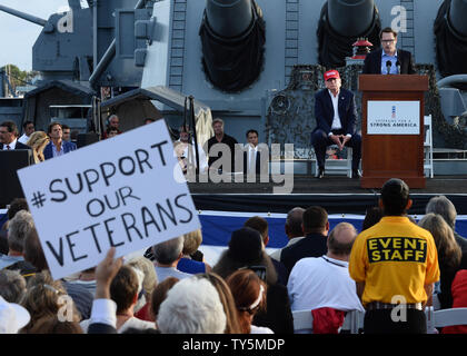 Joel Arends, veterani per un forte America fondatore rende i commenti prima di introdurre presidenziale repubblicano speranzoso Trump a bordo della USS Iowa in San Pedro il 12 settembre 2015. MSNBC host Rachel Maddow esposto il Òveterans groupÓ usando un aspetto da Donald Trump come una raccolta di fondi come un apparente one-man organizzazione. Oltre ad avere solo 30 dollari in contanti e $ 318 di debiti, il organizationÕs solo è membro fondatore Joel Arends. ÒDonald Trump non era in campo militare, ma ha fatto uso di un grazioso scenario militare stasera per raccogliere denaro per un inesistente gruppo veteransÕ, che ha avallato hi Foto Stock