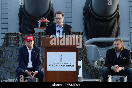 Joel Arends, veterani per un forte America fondatore rende i commenti prima di introdurre presidenziale repubblicano speranzoso Trump a bordo della USS Iowa in San Pedro il 12 settembre 2015. MSNBC host Rachel Maddow esposto il Òveterans groupÓ usando un aspetto da Donald Trump come una raccolta di fondi come un apparente one-man organizzazione. Oltre ad avere solo 30 dollari in contanti e $ 318 di debiti, il organizationÕs solo è membro fondatore Joel Arends. ÒDonald Trump non era in campo militare, ma ha fatto uso di un grazioso scenario militare stasera per raccogliere denaro per un inesistente gruppo veteransÕ, che ha avallato hi Foto Stock