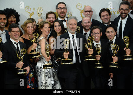 Jon Stewart (C) e gli scrittori di 'Il Daily Show con Jon Stewart' , i vincitori di eccezionale varietà serie di conversazione e di scrittura eccezionale per una vasta gamma serie pongono nella foto camera al 67th Primetime Emmy Awards in Microsoft Theatre di Los Angeles il 20 settembre 2015. Foto di Jim Ruymen/UPI Foto Stock