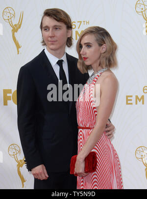 Gli attori Paul Dano (L) e Zoe Kazan arriva alla 67th Primetime Emmy Awards in Microsoft Theatre di Los Angeles il 20 settembre 2015. Foto di Jim Ruymen/UPI Foto Stock