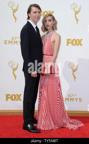 Gli attori Paul Dano (L) e Zoe Kazan arriva alla 67th Primetime Emmy Awards in Microsoft Theatre di Los Angeles il 20 settembre 2015. Foto di Jim Ruymen/UPI Foto Stock