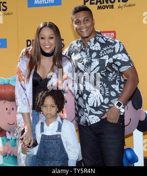 L'attrice Tia Mowry e marito attore Cory Hardrict e il loro figlio Cree Taylor Hardrict assistere alla premiere di Motion Picture commedia animata 'arachidi film" al Regency Village e Bruin teatri di Westwood sezione di Los Angeles il 1 novembre 2015. Storyline Snoopy si imbarca su la sua più grande missione come lui e il suo team alla volta dei cieli per perseguire i loro arcinemico, il Barone rosso mentre il suo migliore amico di Charlie Brown inizia la propria missione epica torna a casa. Foto di Jim Ruymen/UPI Foto Stock