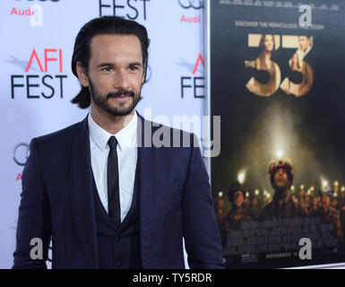 Membro del cast Rodrigo Santoro assiste la premiere del motion picture drama biografico 'l'33' come parte dell'AFI Fest a TCL teatro cinese nella sezione di Hollywood di Los Angeles il 11 novembre 2015. Storyline basata sulla vita reale evento, quando un oro e miniera di rame collassa in Cile, intrappola 33 minatori per 69 giorni. Foto di Jim Ruymen/UPI Foto Stock