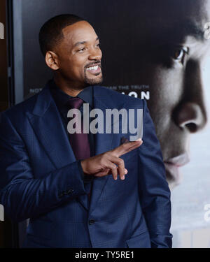 Membro del cast Will Smith assiste la premiere del motion picture drama sportivo "commozione' a TCL teatro cinese nella sezione di Hollywood di Los Angeles il 10 novembre 2015. Trama: Will Smith stelle in un drammatico thriller basata sull'incredibile vero David vs. Goliath storia di immigrato nigeriano Dr. Bennett Omalu, il brillante neuropathologist forense che ha effettuato la prima scoperta della CTE, un calcio-relativi traumi cerebrali, in un giocatore professionista. Foto di Jim Ruymen/UPI Foto Stock