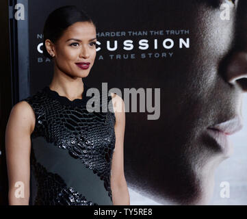 Membro del cast Mbatha-Raw Gugu assiste la premiere del motion picture drama sportivo "commozione' a TCL teatro cinese nella sezione di Hollywood di Los Angeles il 10 novembre 2015. Trama: Will Smith stelle in un drammatico thriller basata sull'incredibile vero David vs. Goliath storia di immigrato nigeriano Dr. Bennett Omalu, il brillante neuropathologist forense che ha effettuato la prima scoperta della CTE, un calcio-relativi traumi cerebrali, in un giocatore professionista. Foto di Jim Ruymen/UPI Foto Stock