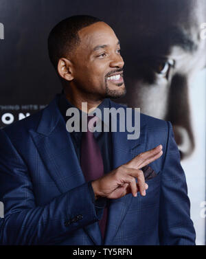 Membro del cast Will Smith assiste la premiere del motion picture drama sportivo "commozione' a TCL teatro cinese nella sezione di Hollywood di Los Angeles il 10 novembre 2015. Trama: Will Smith stelle in un drammatico thriller basata sull'incredibile vero David vs. Goliath storia di immigrato nigeriano Dr. Bennett Omalu, il brillante neuropathologist forense che ha effettuato la prima scoperta della CTE, un calcio-relativi traumi cerebrali, in un giocatore professionista. Foto di Jim Ruymen/UPI Foto Stock